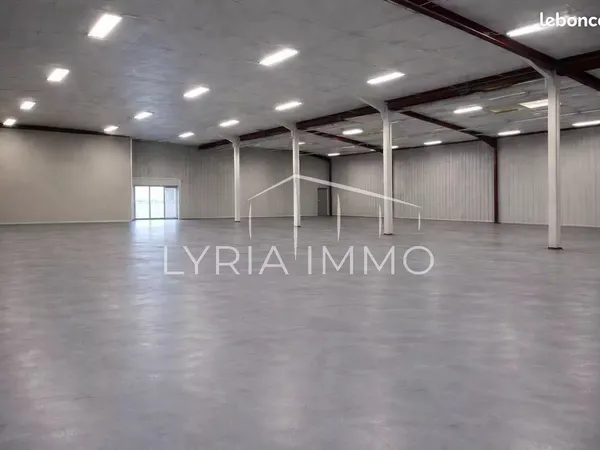 Local commercial 1500 m² Fréjus