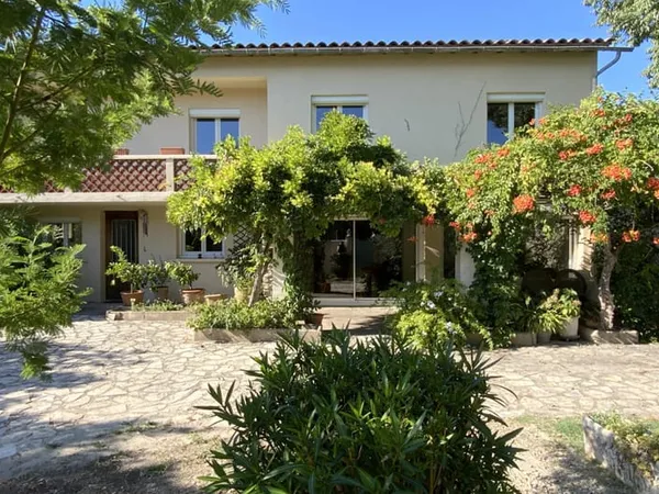 Villa de 170 m2 Uzès à pieds avec jardin de 800 m2.