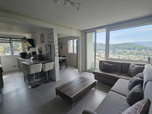 La Rouvière. Appartement T4/T5 de 86 m² en étage élevé avec triple exposition, vue mer et collines.