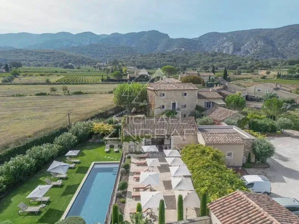 Maison de plain-pied 26 pièces 650 m²