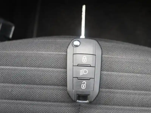 Peugeot 2008 1.2 puretech 100ch s&amp;s style — photo 19