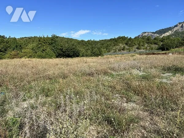 Terrain 827 m²