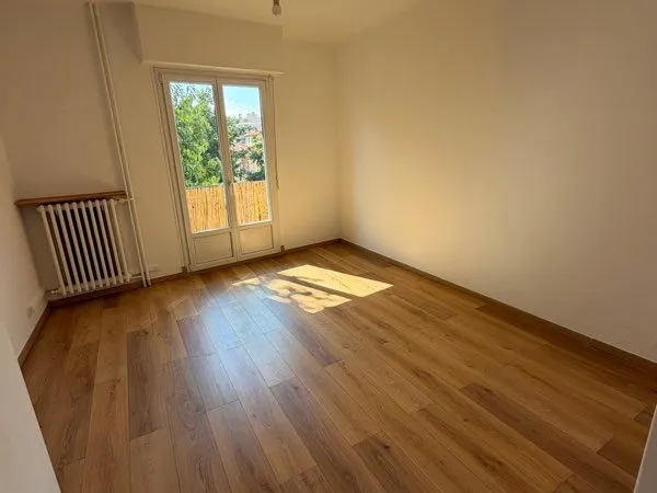 Nice Saint-Roch . T2 traversant de 40.02m² avec deux balcons, cave et climatisation
