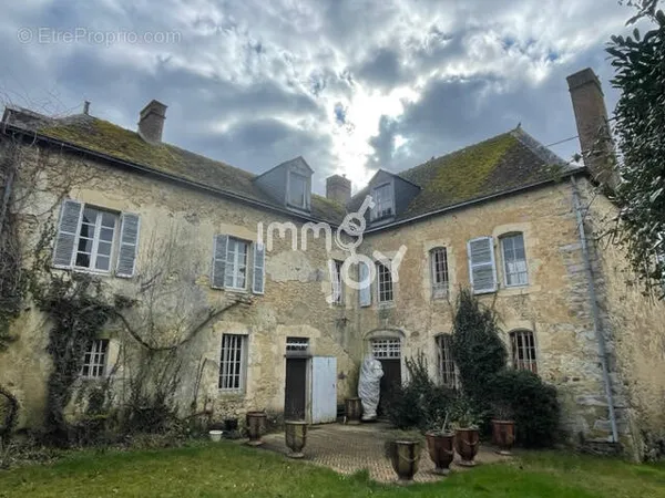 Ancien presbytère du XVIII ème avec dépendances sur jardin clos de mur, proche La Ferté Bernard.