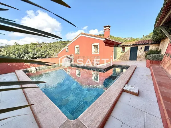 Villa d'inspiration provençale, entièrement rénovée associant authenticité et prestations contempora