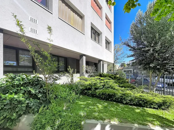APPARTEMENT T3 DE 52 M2 AVEC CAVE A QUELQUES MINUTES DU RER LAPLACE