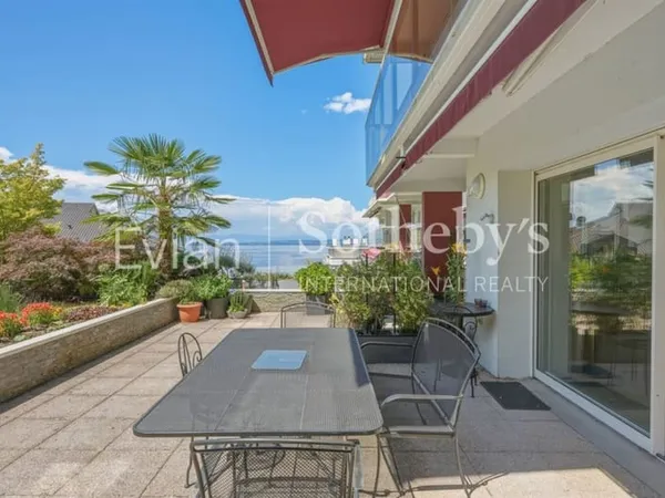 Rare, Evian, T4 en rez de jardin surélevé de 113 m2 avec vue lac et terrasse de 82 m2.