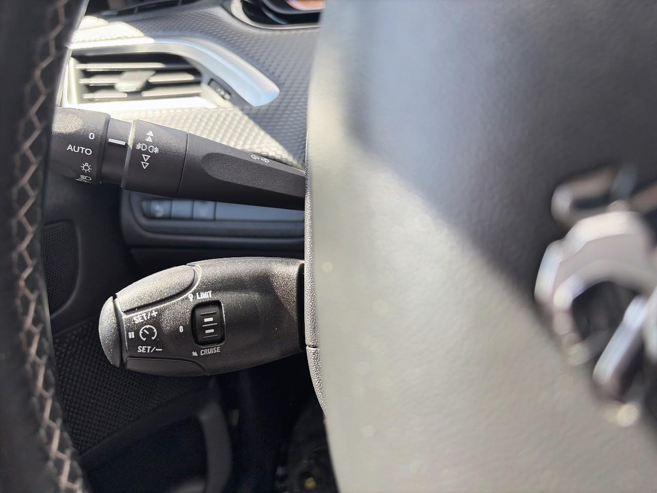 Peugeot 2008 1.2 puretech 110ch allure s&s — photo 16