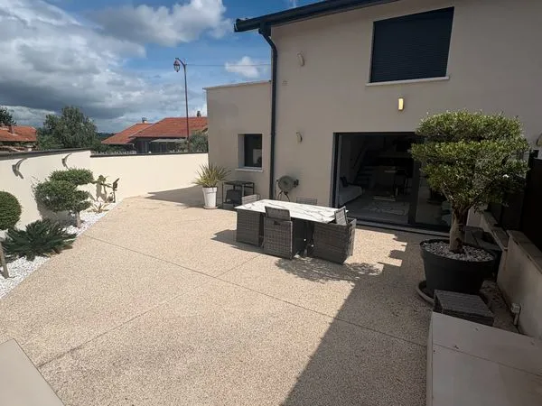 TERNAY CENTRE - Loft contemporain de charme 83 m² - Garage - Cour intérieure - Terrasse privative