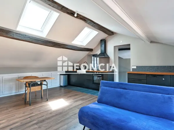 Rare : appartement au dernier étage entièrement refait à 50 mètres de la place du marché