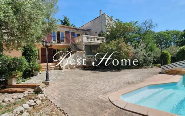 A vendre CASTANET Maison familiale de type 11 de 340 m2 ha