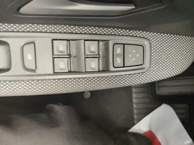 Dacia Sandero 1.0 tce 90ch journey — photo 6