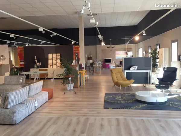 Local 821 m²