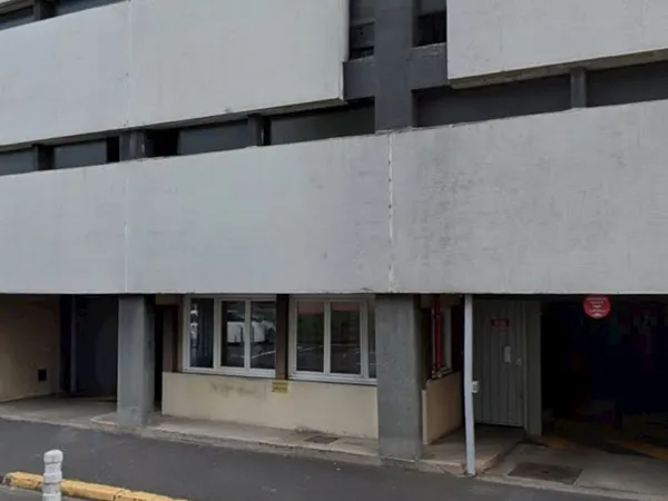 Place de parking sécurisée aux salins