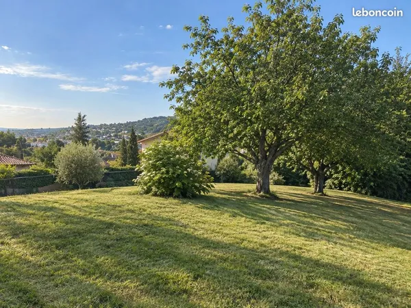 TERRAIN D'EXCEPTION DE 1 800 m² - Secteur CALUIRE-ET-CUIRE / LE VERNAY - PERMIS PURGÉ POUR VILLA CON