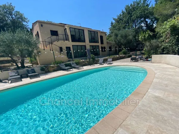 Maison de plain-pied 5 pièces 200 m²