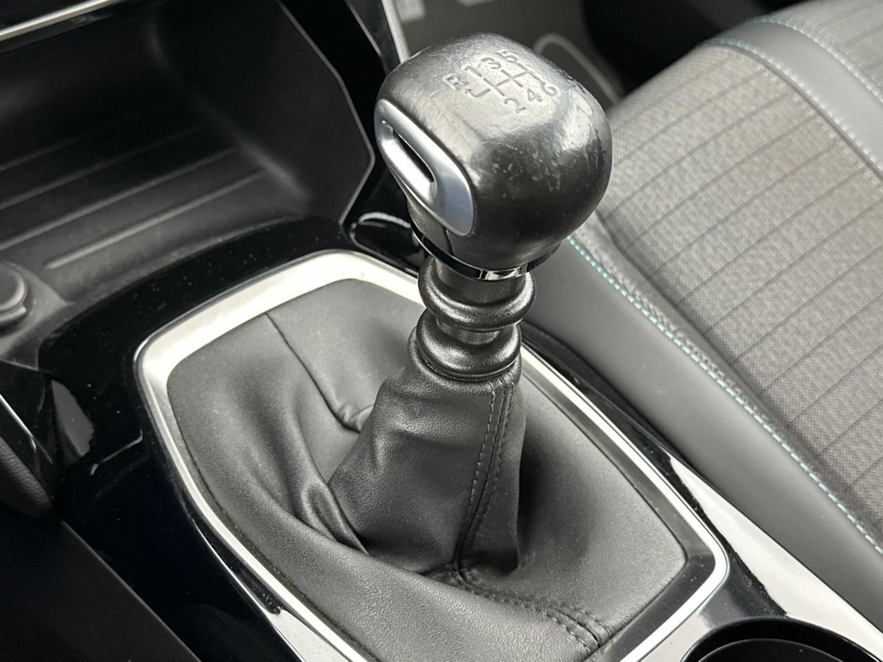 Peugeot 2008 puretech 130 s&s bvm6 allure pack — photo 30