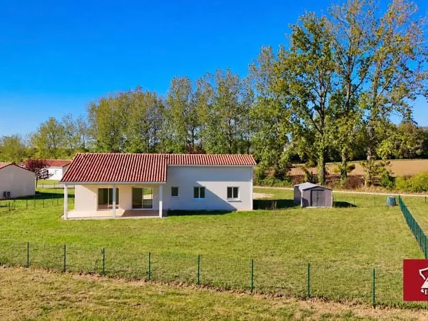 Maison contemporaine avec 4 chambres et grand jardin.