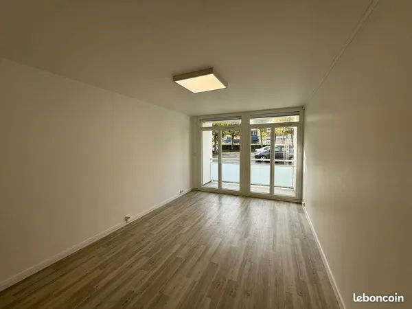 Local 74 m² Cenon