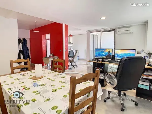 Grand 2 pièces meublé climatisé (WiFi, Eléctricité, parking inclu)