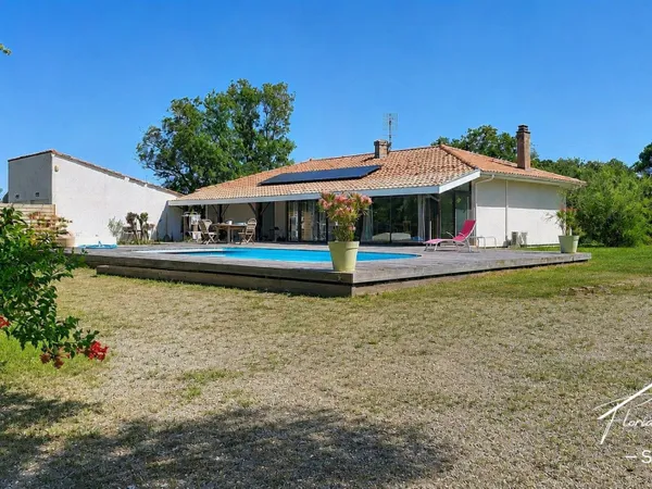 Maison + 2 T2 indépendants sur 4 857 m² de terrain