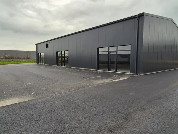 à louer - local commercial neuf 130 m² - vitrine 4 m - cablanc