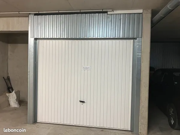 Box ferme dans une résidence sécurisée