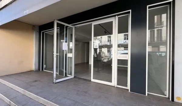 Local commercial 4 pièces 66 m²