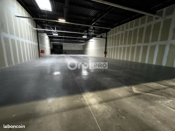 Local commercial 656 m²