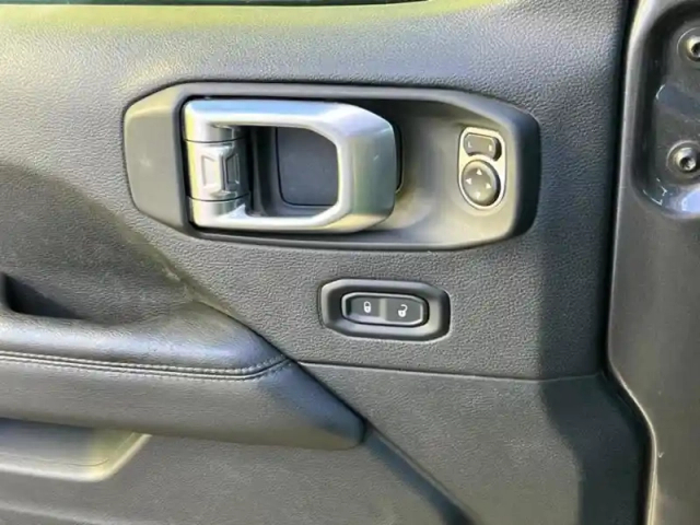 Jeep Wrangler 2.2 crdi 200 unlimited sahara — photo 32