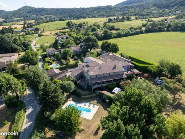 Maison 8 pièces 280 m²