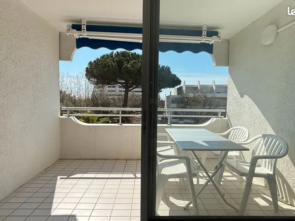 Grand T1 climatisé avec terrasse et parking à 2mn plage