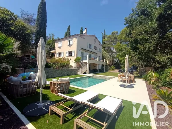 Maison 8 pièces 231 m²