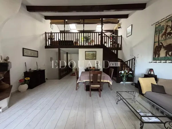 Trois pièces en très bon état avec terrasse, belle vue mer, cave et grand garage