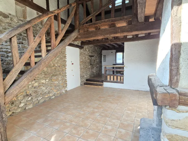 2 PIECES EN DUPLEX AVEC CHEMINEE - AU CALME