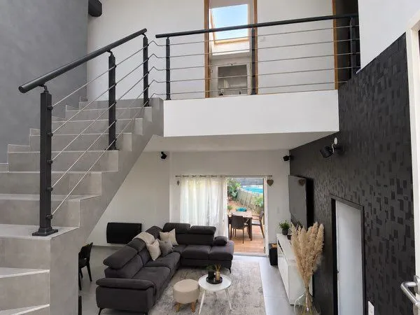 Maison rénovée 145 m² + dépendance 70 m² - Centre village