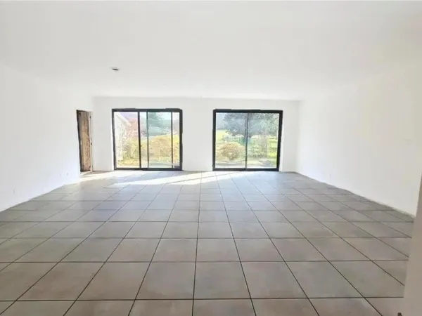 Maison neuve de plain-pied, piscine et garage