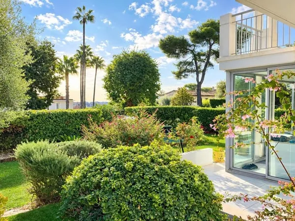 Proche place De Gaule, Rez de Jardin, vue dégagée, petite rési