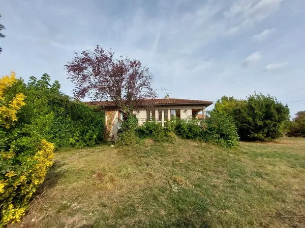 Maison avec sous-sol et joli terrain