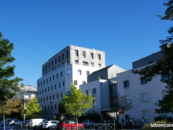 Local 77 m² Annecy