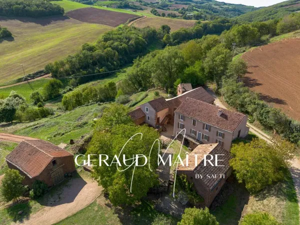 Domaine écologique restauré en gite de 6 bâtiments avec SPA sur 15.000 m²