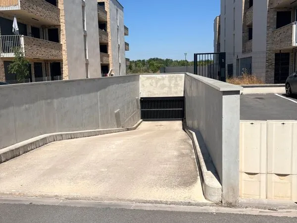 Place double de parking en enfilade