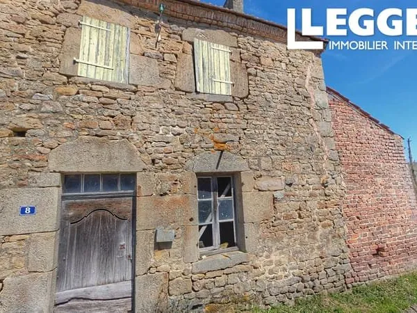 Jolie maison en pierre avec grange et terrain à rénover, dans un hameau tranquille près de Lavaveix-