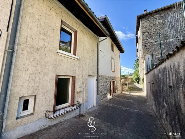 Maison de village à fort potentiel, à deux pas d'un plan d'eau !