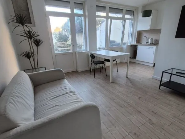 PROCHE DE LA GARE un Appartement de type 2 meublé situé en rdc avec jardin