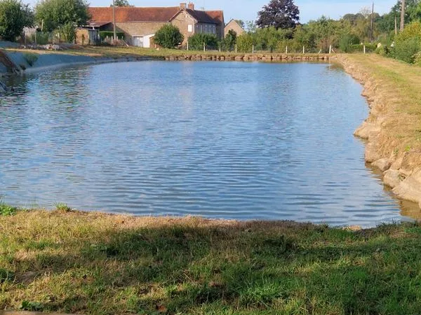Terrain de loisir avec étang