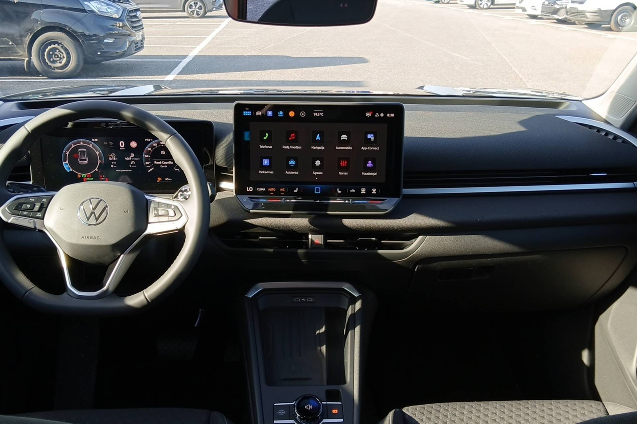 Volkswagen T-Roc — photo 12