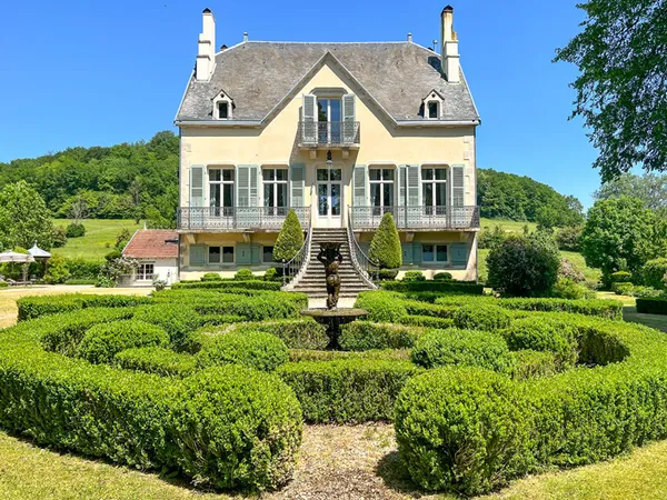 UNE ÉLÉGANCE DU XIX? SIÈCLE ENTRE CHAMPAGNE ET BOURGOGNE