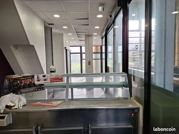 Urgent Murs libres Local pour restauration ou bureau