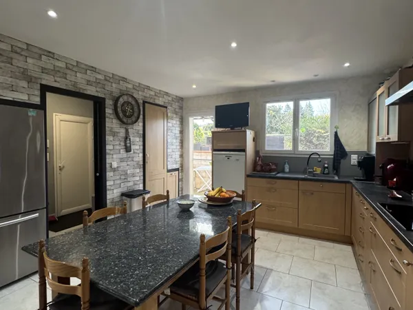 Maison contemporaine avec studio indépendant.